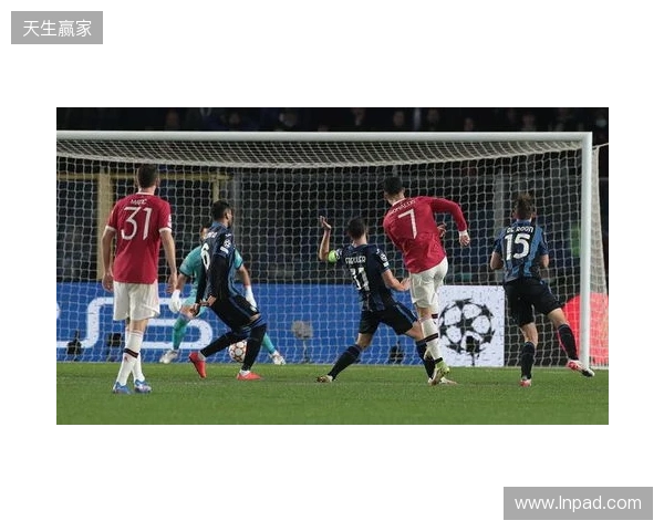 记者：因下赛季很大概率有欧冠踢，曼联想B费再至少留队1年